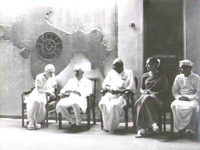 The%20Mother%20with%20Nehru-Kamaraj-Indira%20and%20Shashtri.jpg
